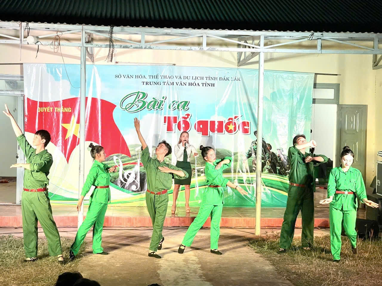 Chương trình văn nghệ “Bài ca Tổ quốc” tuyên truyền phục vụ cơ sở kỷ niệm 80 năm Ngày thành lập Quân đội nhân dân Việt Nam (22/12/1944 - 22/12/2024) và 35 năm Ngày hội Quốc phòng toàn dân (22/12/1989 - 22/12/2024)